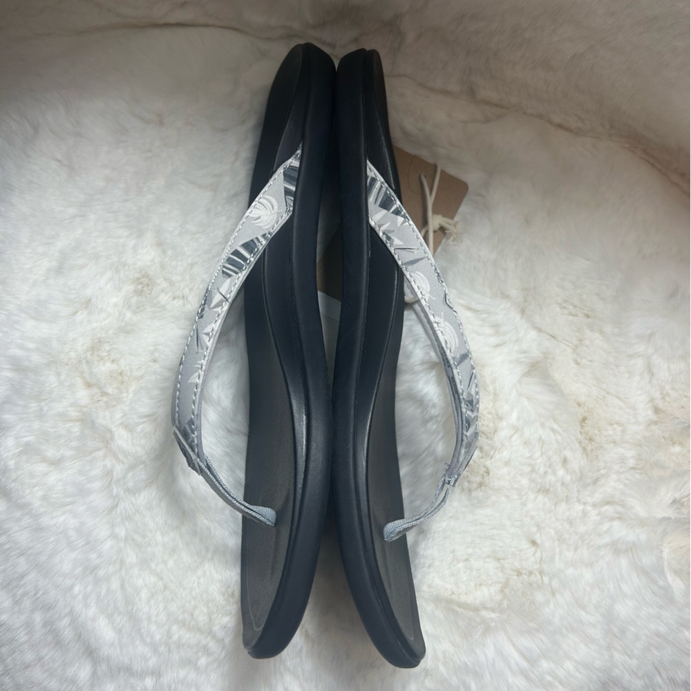OluKai Ho’Opio Black & grey Sandals comfort island flip flops NWT Sz-9. RS - Picture 4 of 8